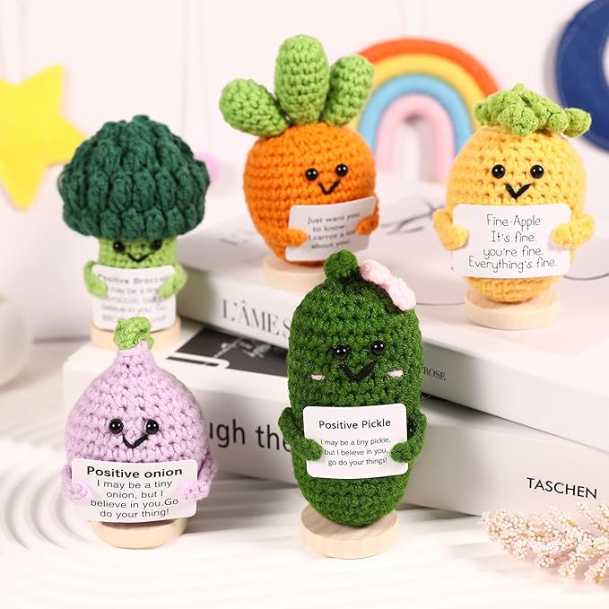 5er-Set Handgemachte Glückspuppen mit Positivkarte | Weiche Strickfiguren auf Holzsockel – Kleine Mutmacher- & Genesungsgeschenke**