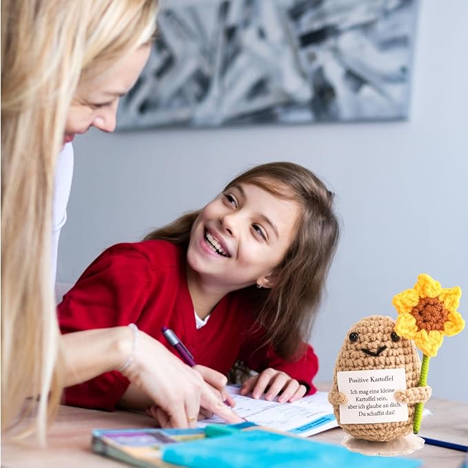 Handgemachte Glückskartoffel mit Positivkarte (Beige) | Weiche Strickfigur als kleiner Glücksbringer & Mutmacher-Geschenk für Freunde und Familie